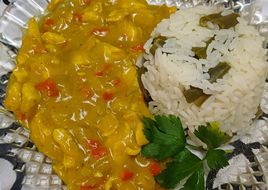 Pollo al curry con timbal de arroz con chauchas