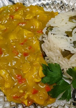 Una foto de Pollo al curry con timbal de arroz con chauchas