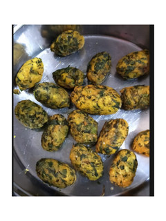 કોથમીર વડી (Kothmir Vadi Recipe In Gujarati) રેસીપી મુખ્ય ફોટો