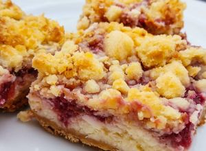 Foto resep Raspberry Banana Cheesecake Streusel Squares
