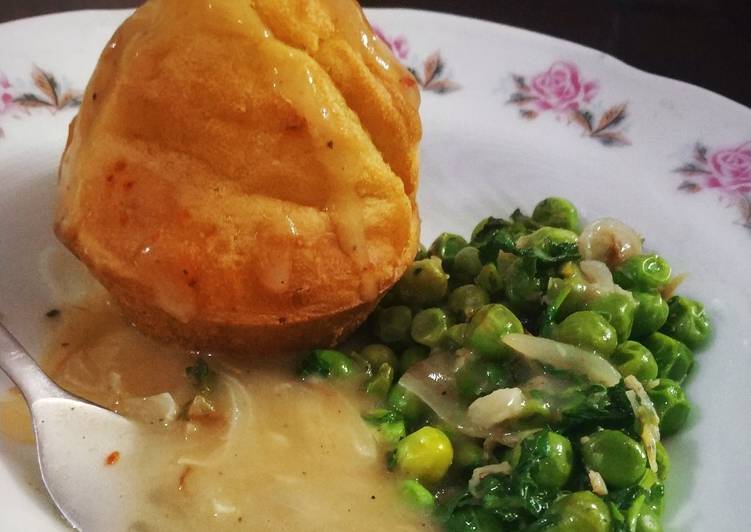 Buttermilk muffins, garlic peas and shallots in white sauce