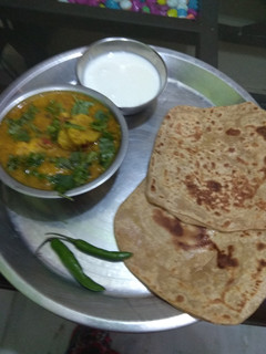 बेसन गट्टे की सब्जी (Besan gatte ki sabzi recipe in Hindi) रेसिपी मुख्य फोटो