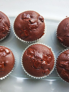 Una foto de Magdalenas de chocolate con chocolate