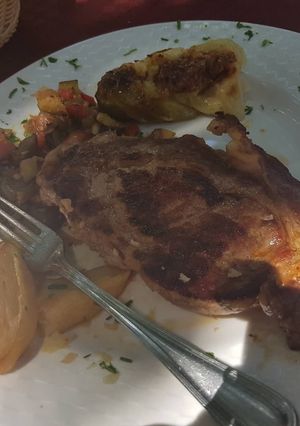 Une photo de Entre cotte grillé avec des légumes
