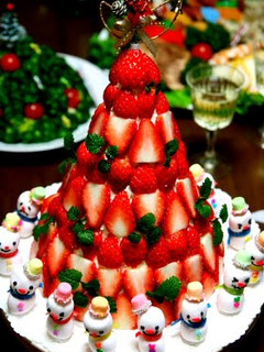 A picture of Christmas Tree Cake.