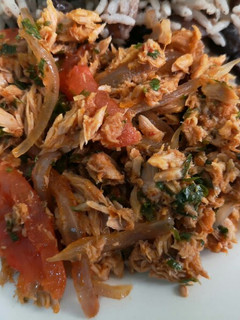 Una foto de Saltado de atún