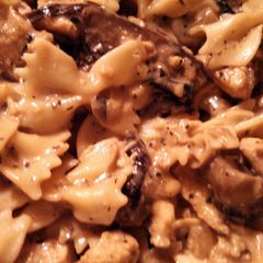 A picture of creamy chicken and mushroom pasta.