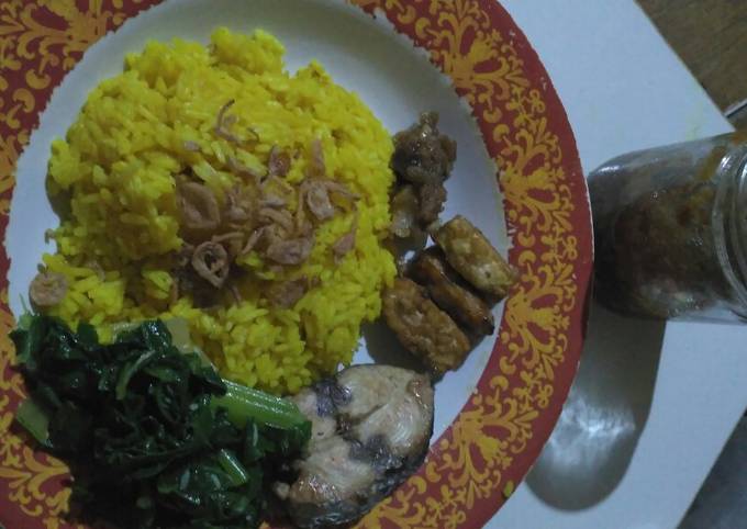 Resep Nasi Kuning Magic Com Wangi Oleh Ummu Abdillah Cookpad 9297