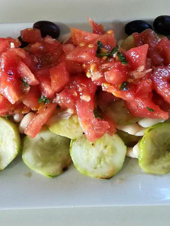 Una foto de Judías blancas con calabacín y tomate