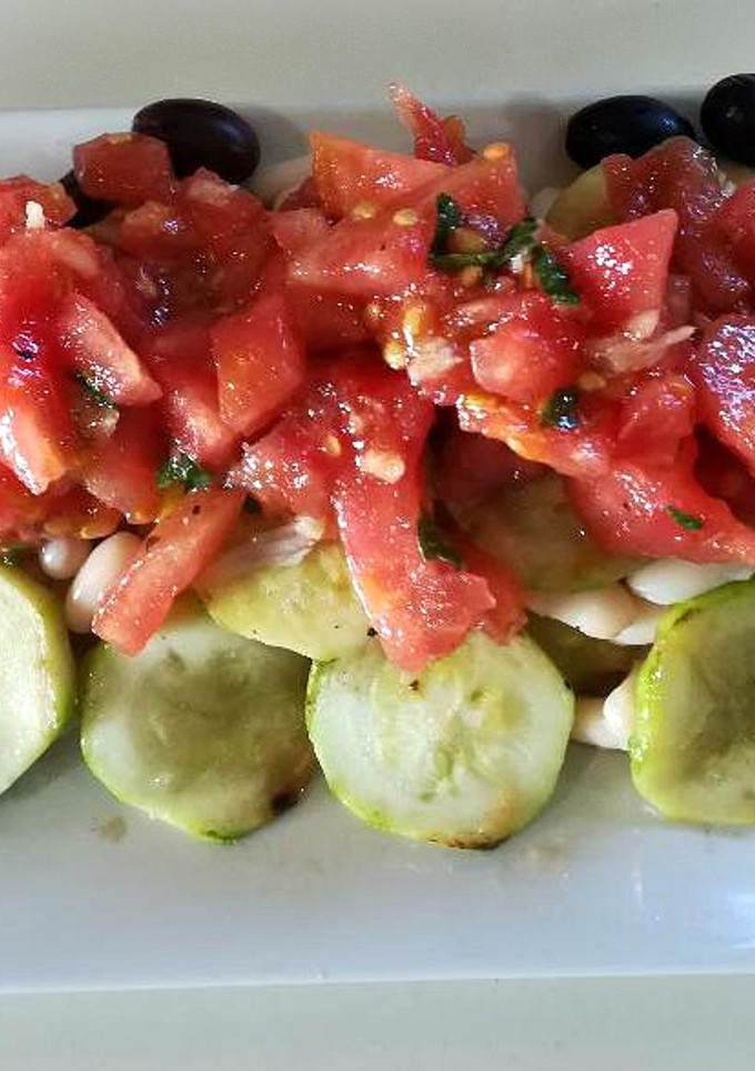 Una foto de Judías blancas con calabacín y tomate