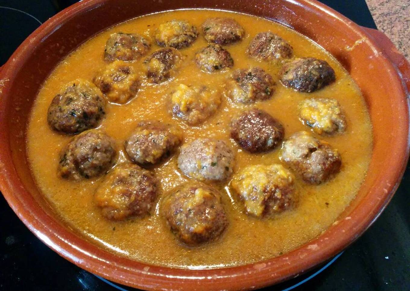 Albóndigas de ternera en salsa española