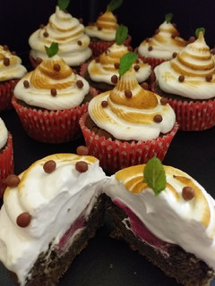 Una foto de Cupcakes de porotos negros rellenos con arándanos creem cheese