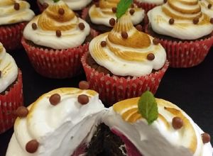 Una foto de Cupcakes de porotos negros rellenos con arándanos creem cheese