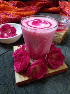 રોઝ લસ્સી (Rose Lassi Recipe In Gujarati) રેસીપી મુખ્ય ફોટો