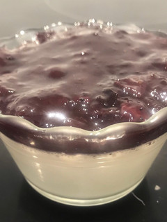 Una foto de Panna-Cotta de arándanos
