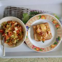 Cheese on bacon and salad A picture of Cheese on bacon and salad.