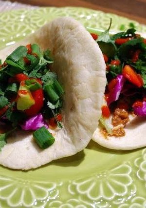 A picture of Sriracha Peanut Veggie Wraps.