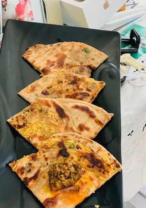 A picture of Besan-onion stuffed paratha.