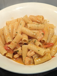 Una foto de Pasta con tomates cherry, gambas y queso parmesano