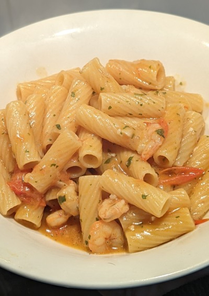 Una foto de Pasta con tomates cherry, gambas y queso parmesano