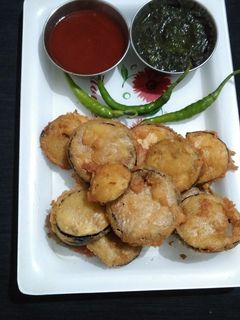 बैंगन के पकोड़े (baingan ke pakode recipe in Hindi) रेसिपी मुख्य फोटो