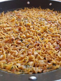Una foto de Fideuá de fessolets con panceta ibérica salteada