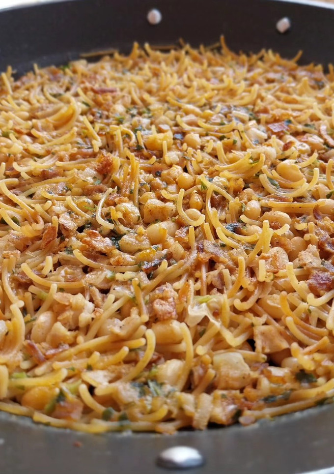 Una foto de Fideuá de fessolets con panceta ibérica salteada