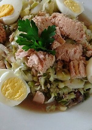 Una foto de Ensalada Tibia de Repollo con Atún