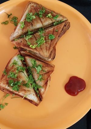 A picture of Aaloo sandwich.