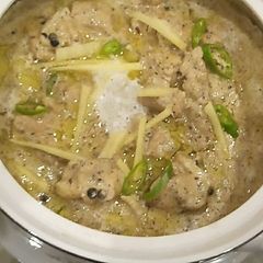 A picture of Chicken white karahi.