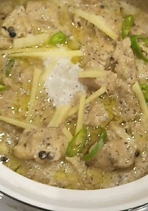A picture of Chicken white karahi.