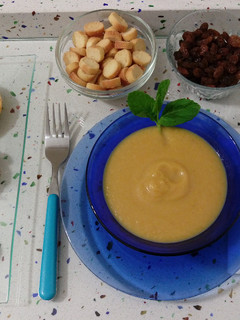 Una foto de Crema de judías verdes con calabaza y mini pizzas de chorizo ibérico