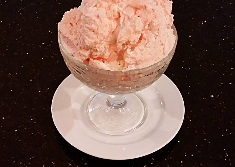 Peppermint Whipped Cream Frosting and Filling Peppermint Whipped Cream Frosting and Filling