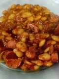 Porotos en salsa con salchichas