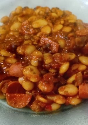 Una foto de Porotos en salsa con salchichas