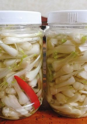 Hình của món Củ kiệu ngâm chua ngọt.