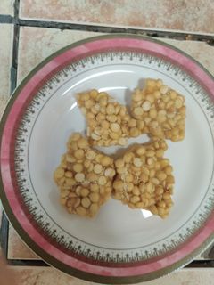 દાળિયા ની ચીકી (Daliya Chiki Recipe In Gujarati) રેસીપી મુખ્ય ફોટો