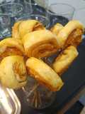 Chupetines de hojaldre de jamón y queso