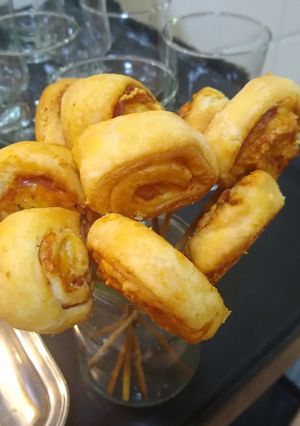 Una foto de Chupetines de hojaldre de jamón y queso