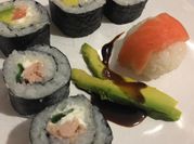 Una foto de sushi atun