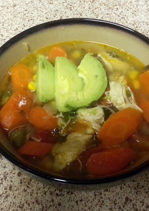A picture of yummy caldo de pollo.