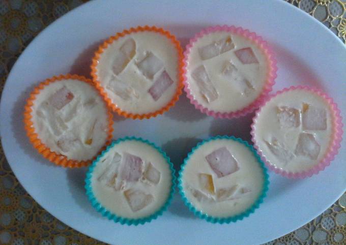 Fruity gelatin in cups