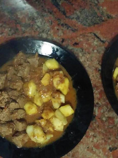 Una foto de Carne guisada con patatas fritas