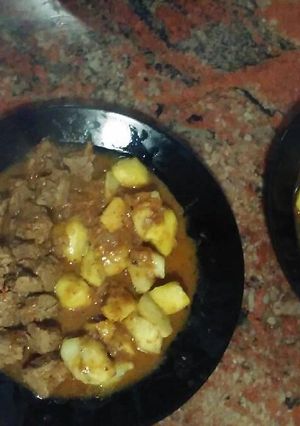 Una foto de Carne guisada con patatas fritas
