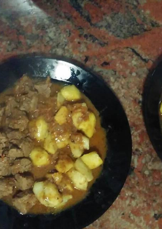Una foto de Carne guisada con patatas fritas