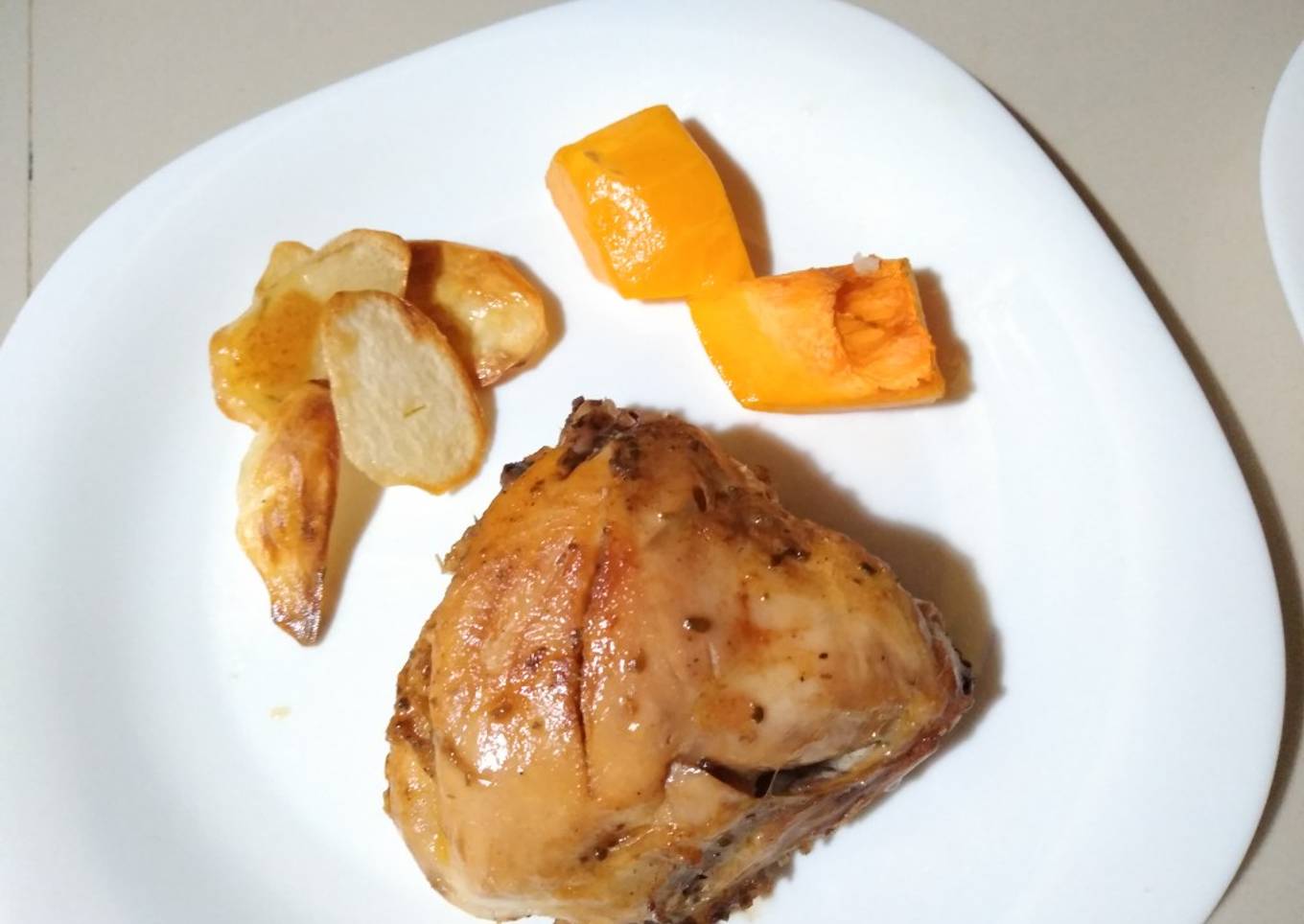 Pollo al horno. A las finas hierbas