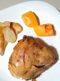 Una foto de Pollo al horno. A las finas hierbas