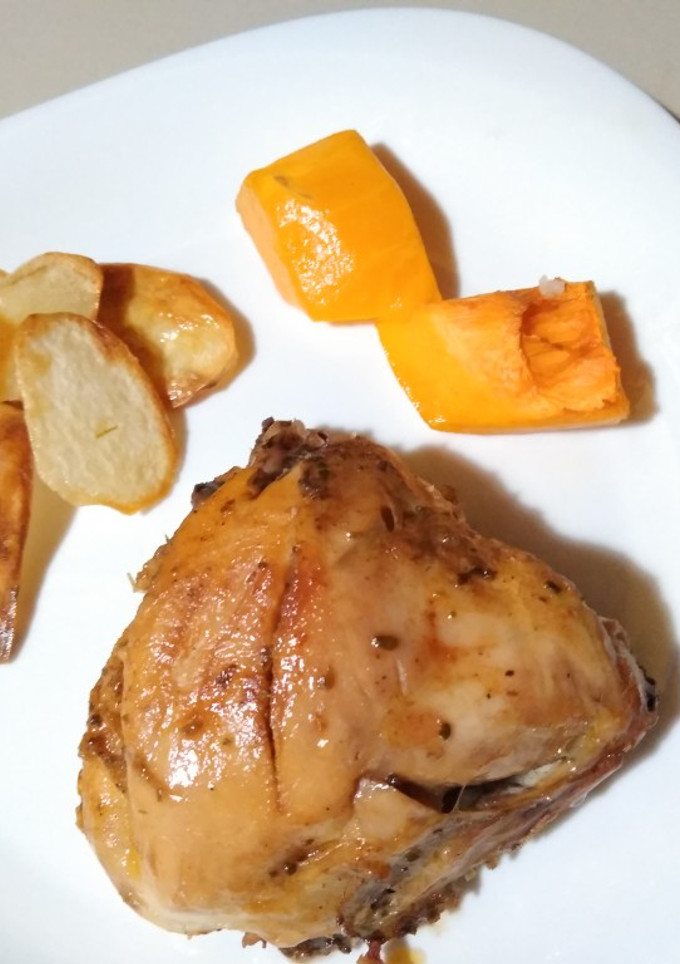 Una foto de Pollo al horno. A las finas hierbas
