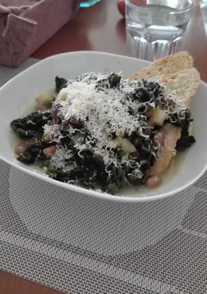 Foto di Zuppa di cavolo nera,patate e fagioli verdolini