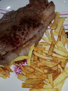 Una foto de Entrecot de ternera con patatas fritas